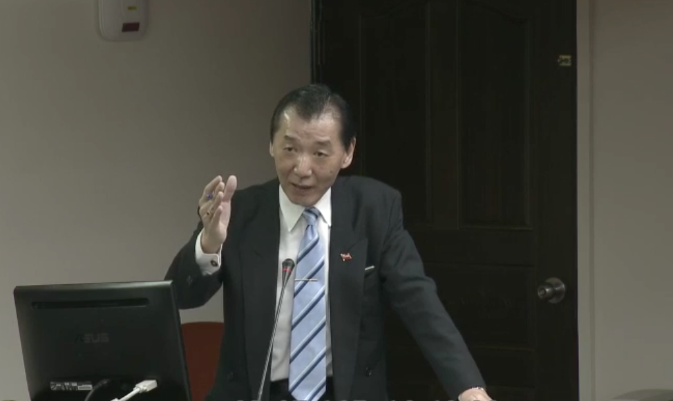 立法院外交及國防委員會今（7）日舉行軍人年改公聽會，海軍官校校友代表張正凱表示，蔡政府的軍人年改「包藏禍心」；接著話鋒一轉說，有句話叫天然的尚好，有人說年輕人天然獨，「去問全世界婦產科，可以生下一個天然獨嗎？」 圖：翻攝國會直播
