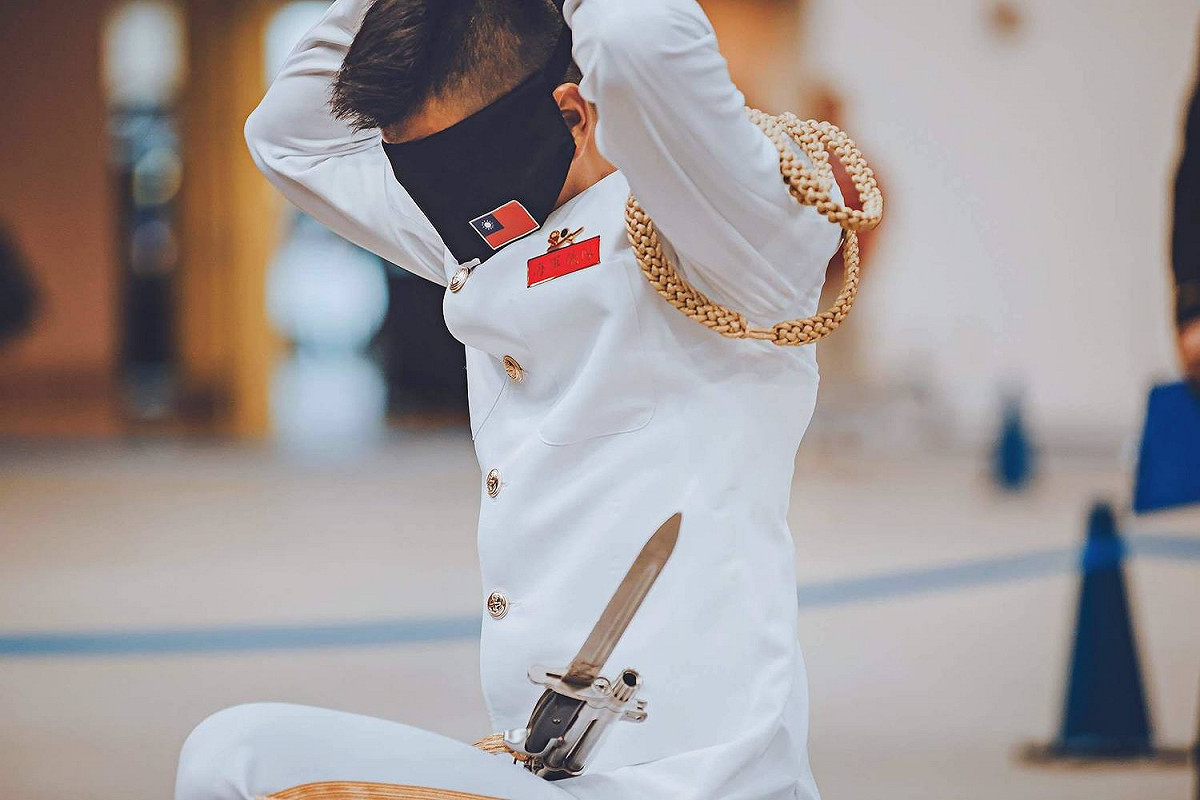 蘇祈麟著兵式軍禮服、佩戴鋼盔展現精湛槍法，除了有高空拋舉、轉身背面接槍，最後還以「矇眼操槍」絕技壓軸，全程零失誤演出。 圖：三角鐵影像工作室/提供