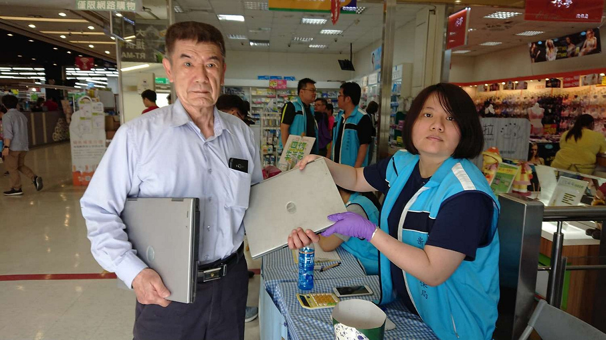 只要持廢筆記型電腦、廢平板電腦、廢鍵盤、廢乾電池、廢電扇等5類資源物，即可兌換10元到100元不等的現金抵用券。  圖：新竹市政府／提供