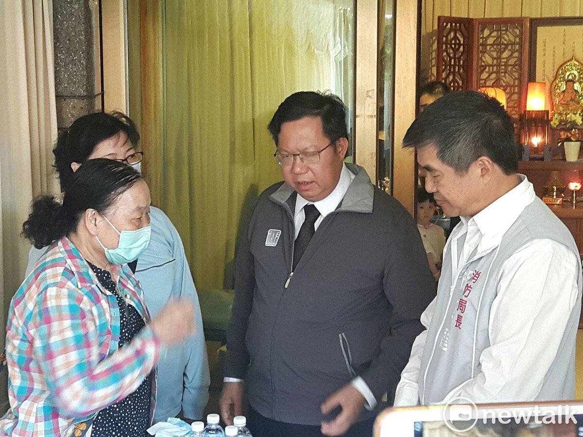 桃園市長鄭文燦向家屬說明火場救災過程。 圖:林昀真/攝