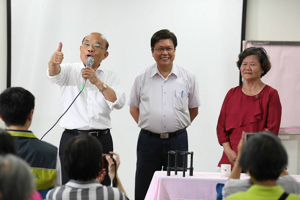 蘇貞昌大力肯定前新北市副市長陳伸賢 (左二)的專業及努力，陳也盛讚蘇當縣長時的效率。  圖：蘇貞昌競選辦公室/提供