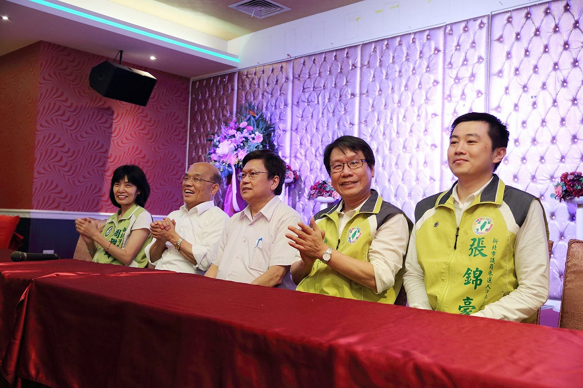 蘇貞昌今天回汐止談治水，市議員周雅玲 (左起)、前副市長陳伸賢、議員沈發惠、議員參選人張錦豪等人一起與里長們座談。  圖：蘇貞昌競選辦公室/提供