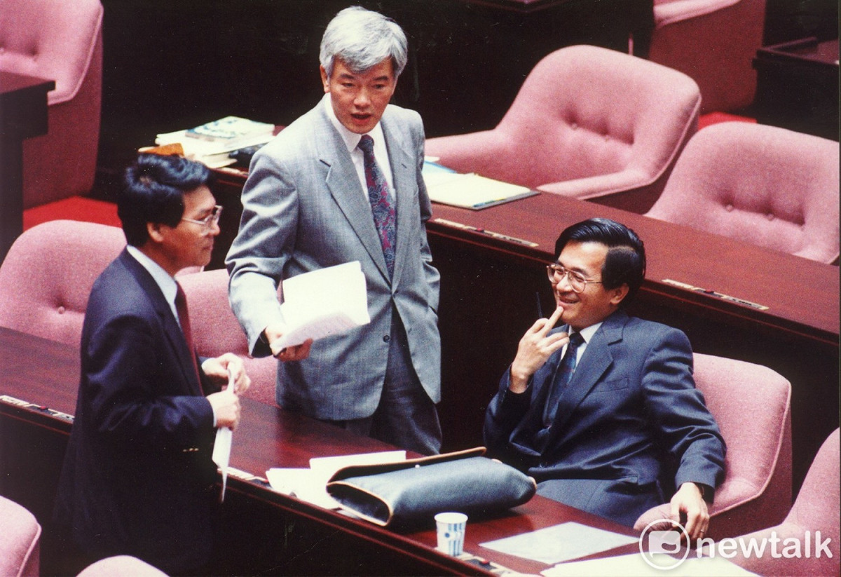 「國會四把刀」是國會記者對民進黨幾位幹事長的封號。分別為「手術刀彭百顯」(左)、「刮鬍刀盧修一」(中)、「大關刀陳水扁」(右)和「沙西米刀謝長廷」。 圖：許伯鑫/攝