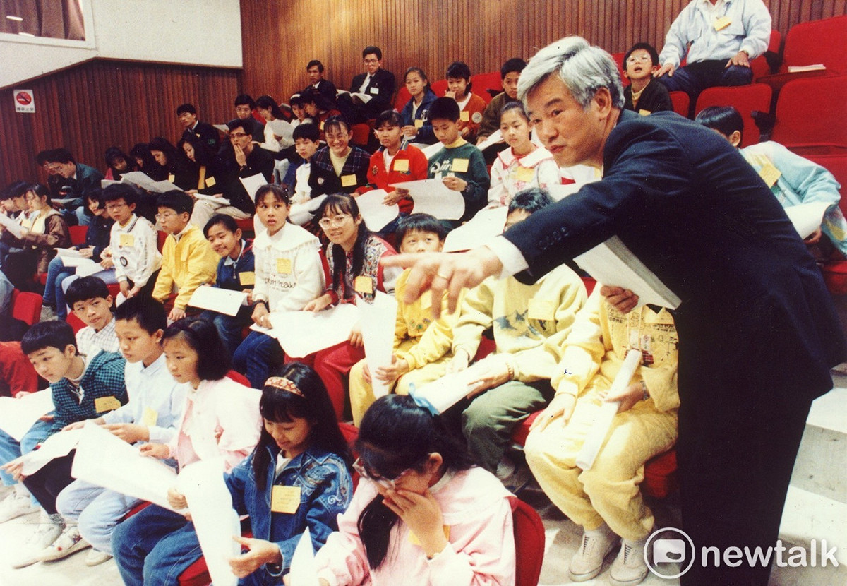 盧修一在旁聽席上教導前來立法院參觀的國小學生。 圖：許伯鑫/攝
