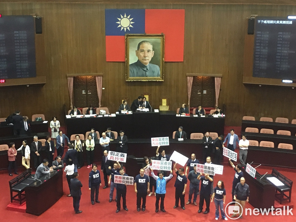 立法院院會今（8）日早上舉行促進轉型正義委員會人事同意案投票，國民黨團在院會一開始就上前高喊口號「假促轉，真鬥爭」、「假正義，真抄家」。 圖：黃韋銓/攝