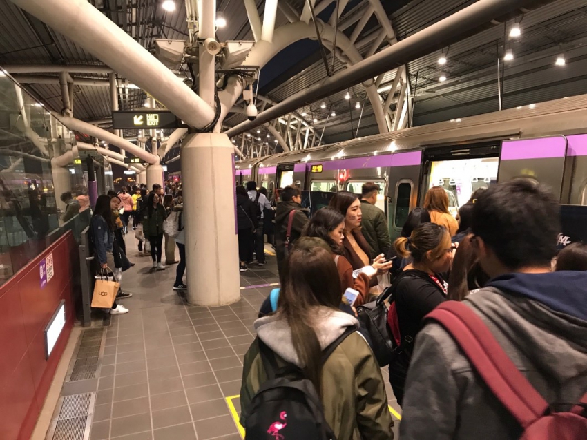 機場捷運A1台北站轉轍器今天清晨5時故障，台北站與A2三重站間一度單線雙向通行，班距也拉長，桃園捷運公司通報，中午12時30分修復並恢復雙向行車及正常班距。 圖：桃園捷運公司提供