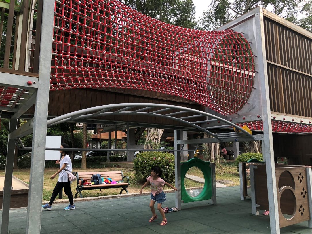 期中一項遊戲設施的Monkey Bar，則能提供孩童上肢運動能力的發展。 圖：台北市政府提供