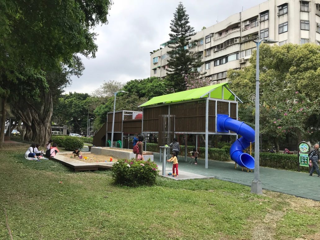三民公園遊戲場於107年3月22日完工，遊戲場主要有三項設施，讓身障孩童共同玩樂的「共融沙坑」、刺激度較高的「滑索」，以及玩法多樣的「立體遊戲組」。 圖：台北市政府提供