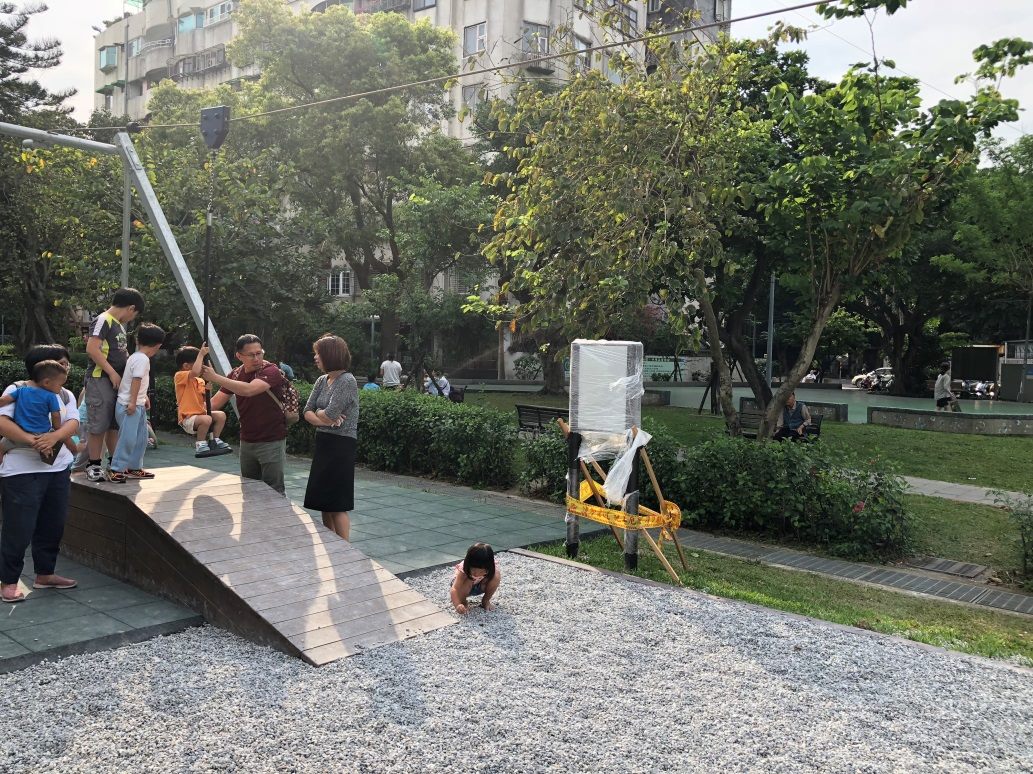 三民公園是松山區第一座共融遊戲場，建置有「共融沙坑」、「滑索」以及「屋形立體遊戲組」，改變大家對遊戲場呆版印象，設計多樣化的玩法。 圖：台北市政府提供