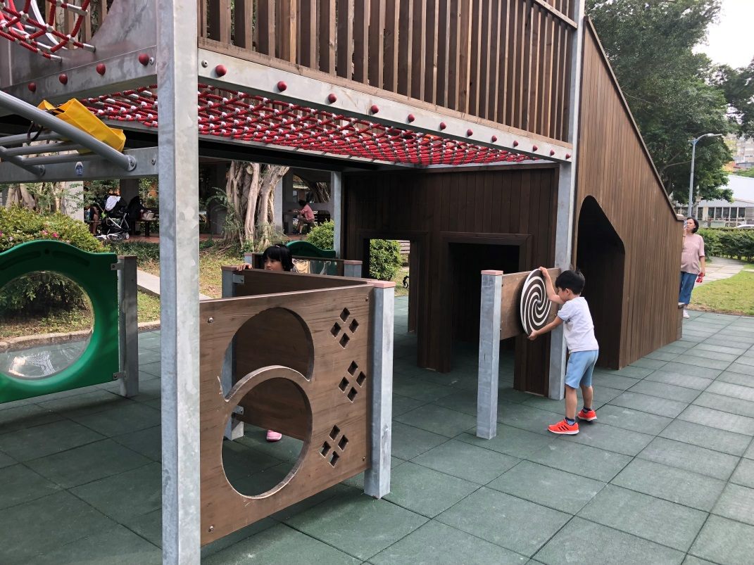 立體遊戲組為兩層的遊戲設施，上方有爬網及木板兩種通行方式，最終透過溜滑梯溜到下方，下方則有轉轉盤。 圖：台北市政府提供