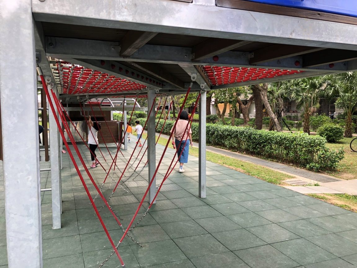 叢林爬繩讓小朋友在交錯的爬繩之間，挑戰自己的運動能力。 圖：台北市政府提供