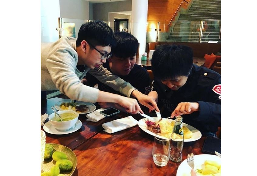 戰馬教Hananbi學用西餐刀。 圖：翻攝自 閃電狼 微博