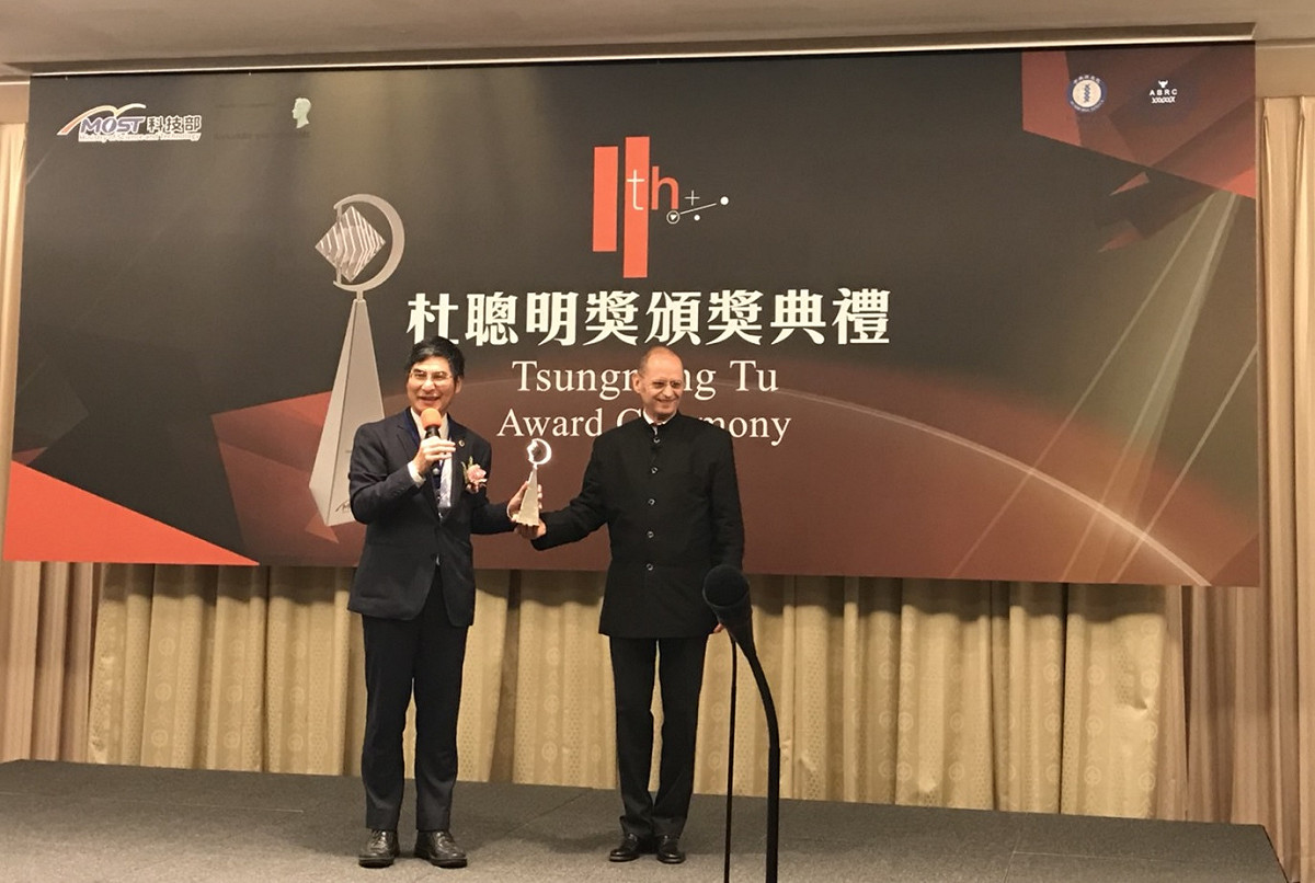 科技部部長陳良基頒獎予2017年度杜聰明獎新獲獎人博士Dr. Prof Wolf B. Frommer 圖：科技部提供