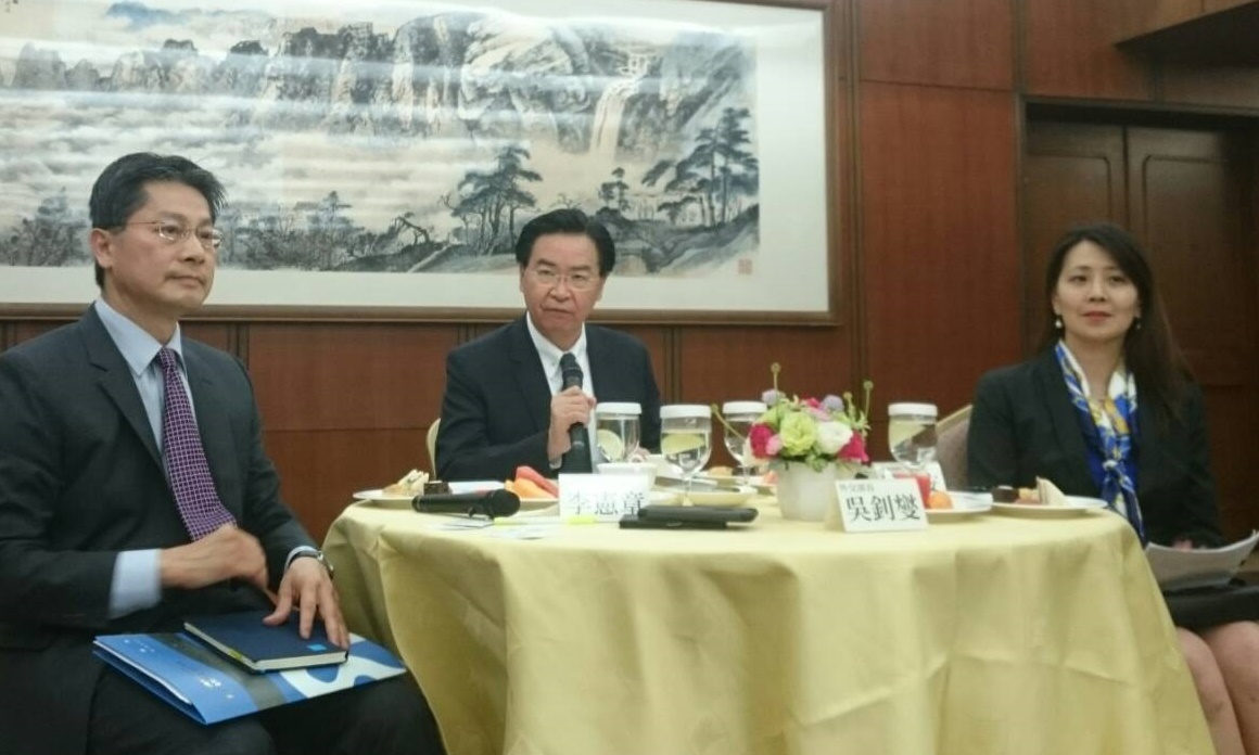 外交部長吳釗燮8日與媒體進行茶敘。 圖：林朝億/攝