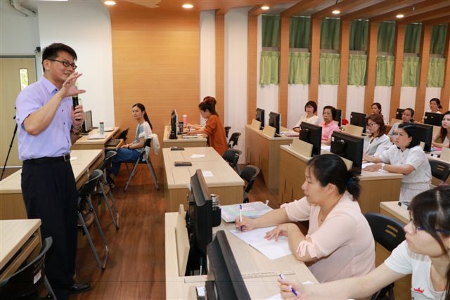 高雄大學開辦「新住民語文教學支援人員培訓班」，吸引近30名原籍越南、印尼姊妹報名，其中不少是碩士畢業或正就讀研究所。 圖：高雄大學提供