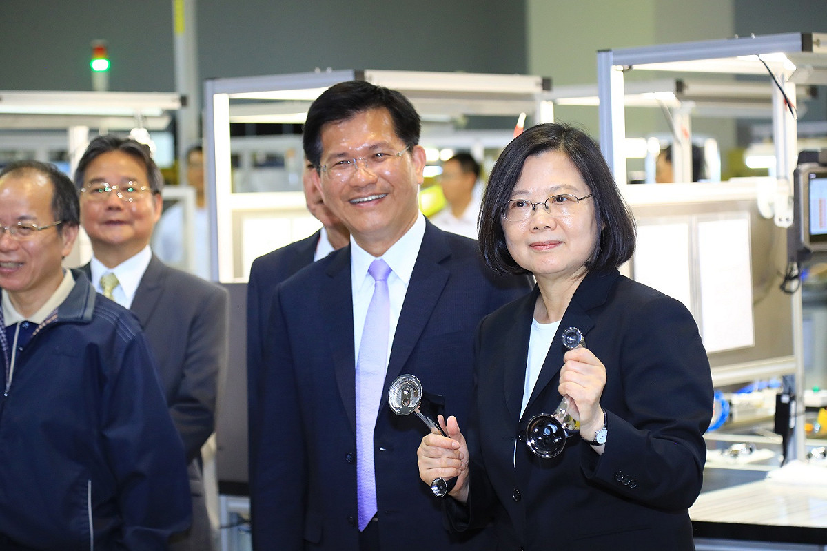 總統拿著橋椿金屬公司製成的產品水龍頭。 圖 : 台中市政府/提供