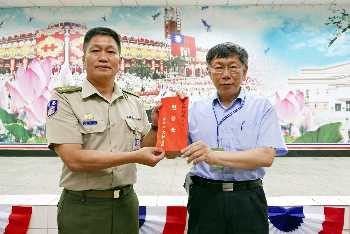 台北市長柯文哲今下午前往五股憲兵指揮部營區勞軍。 圖：台北市政府/提供