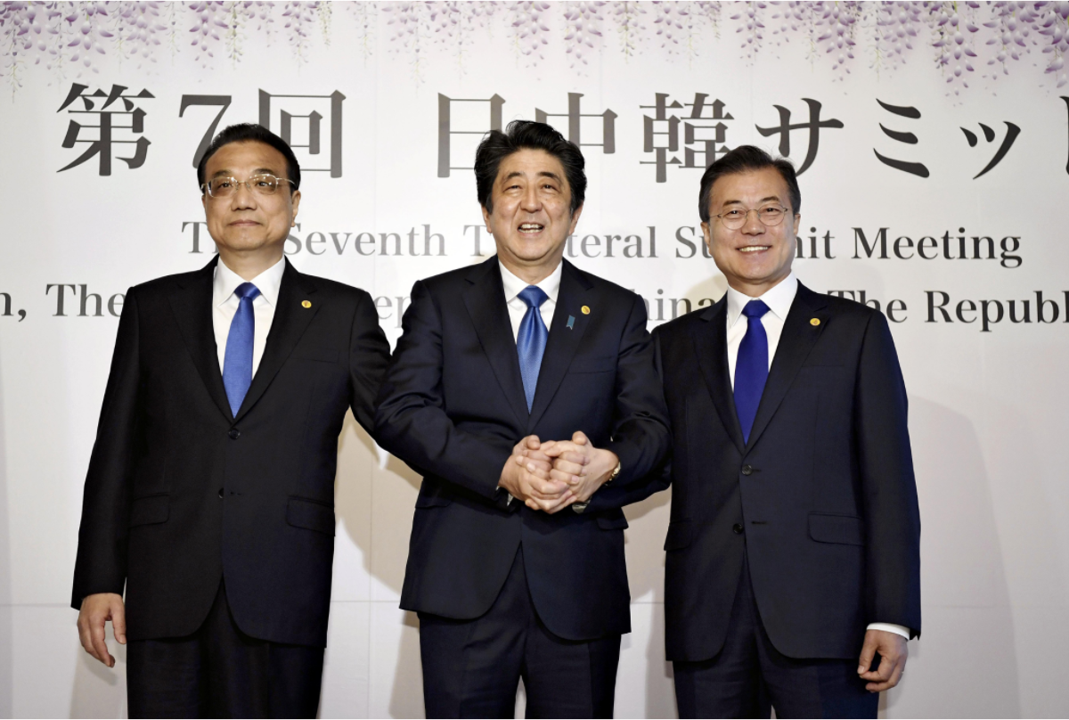 中日韓領導人峰會登場，由左至右：中國國務院總理李克強、日本首相安倍晉三、南韓總統文在寅三人挽手合照。 圖：達志影像/美聯社
