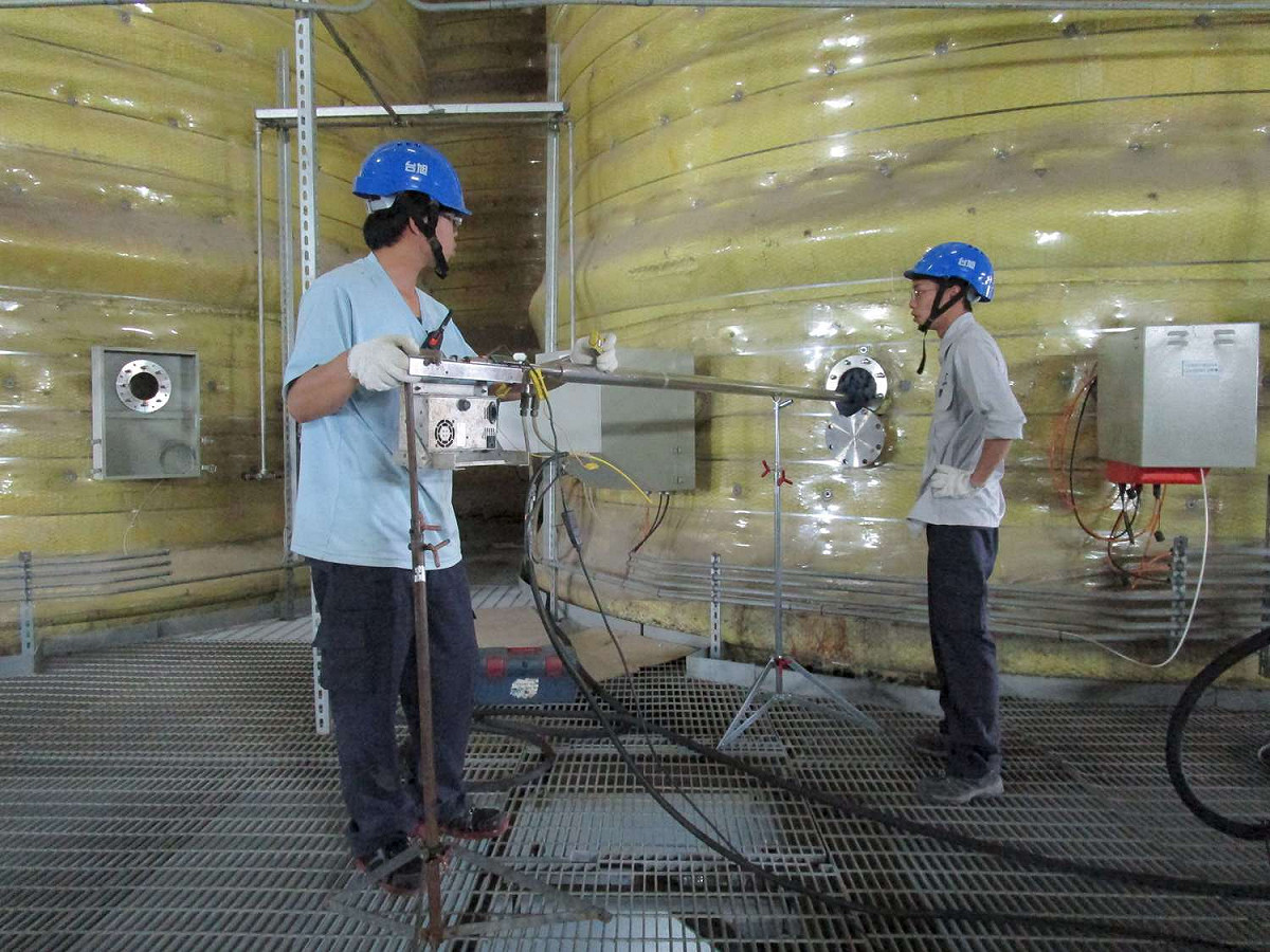 稽查人員赴林口電廠機組的排放管道煙囪，進行排放物檢驗的情形。  圖：新北市環保局/提供