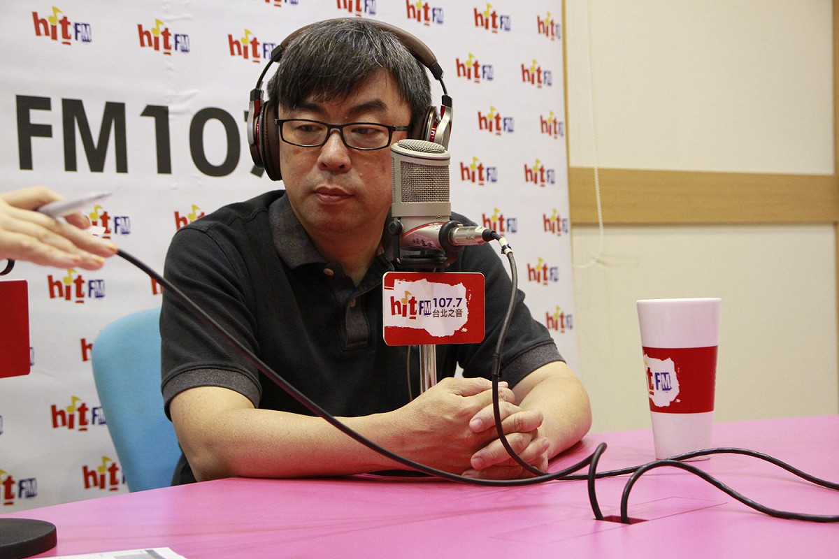 年底台北市長選舉，民進黨是否禮讓市長柯文哲？民進黨立委段宜康今（9）日在廣播節目上表示，台北市黨部主委黃承國拜訪了黨內有意參選人士，就連已完成退黨程序的前台南縣長蘇煥智都拜訪過，這項舉動已經確定民進黨「確定」會推派人選；至於有無可能「開放參選」？段宜康說，一個堂堂大黨還要開放參選，那不是笑話嗎？ 圖：蔻蔻早餐提供
