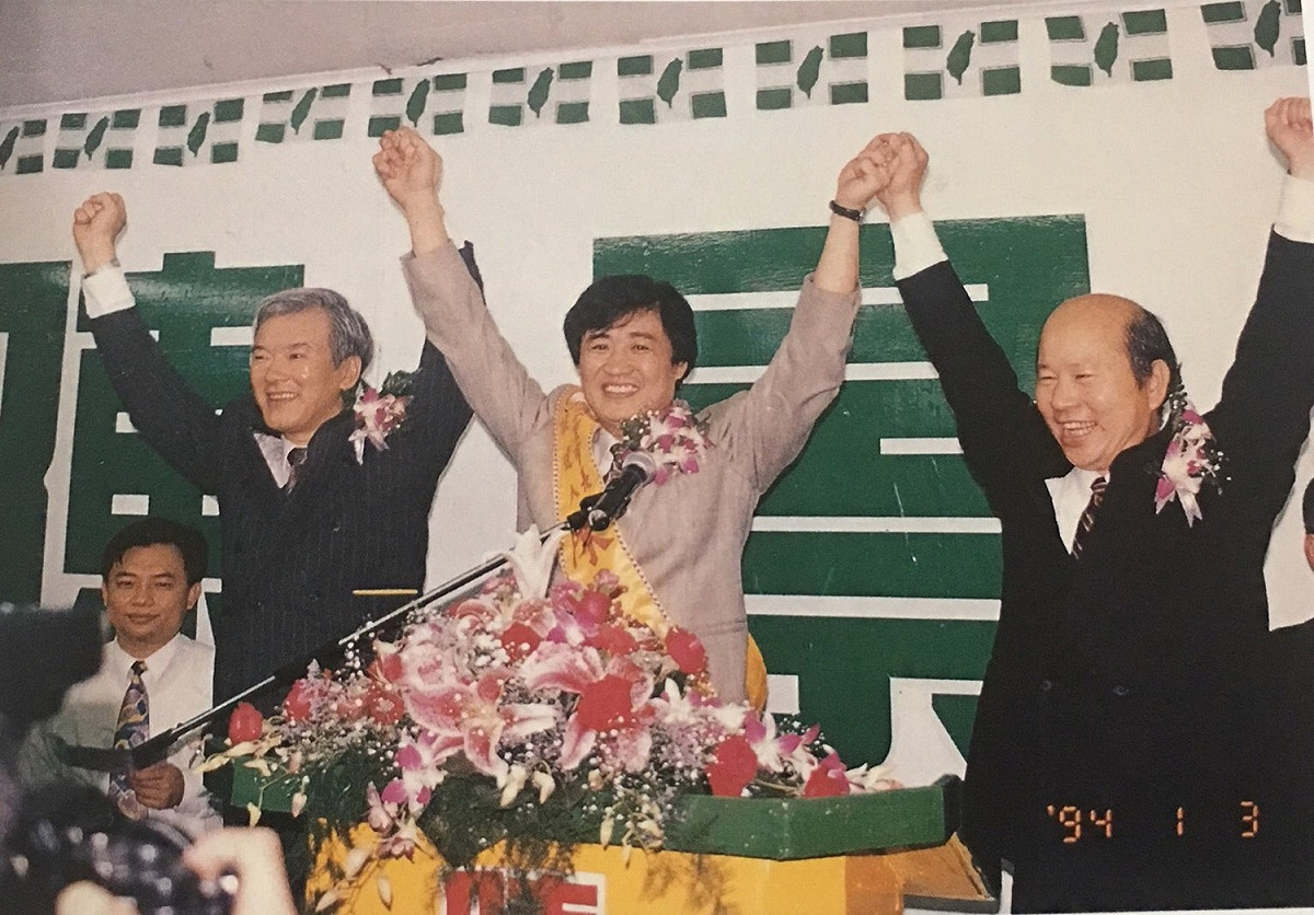 一九九四年盧修一與民進黨主席許信良，為其子弟兵陳景峻競選三重市長連任助選。 圖：白鷺鷥文教基金會/提供