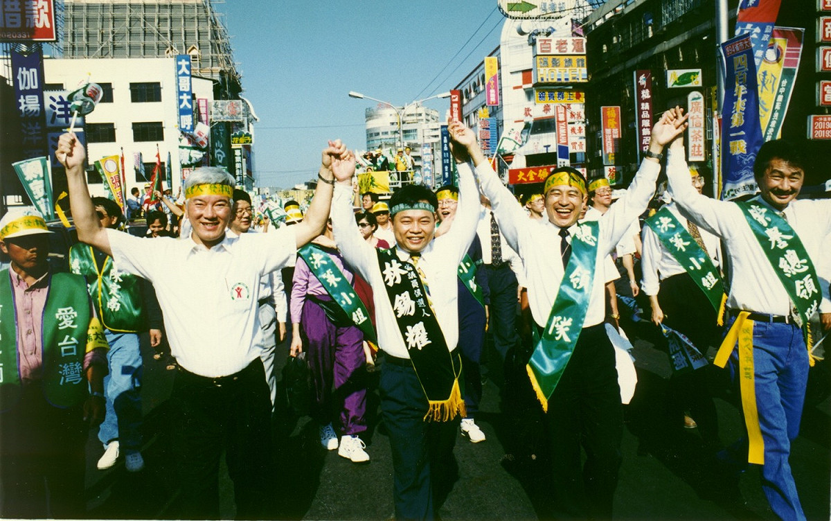 一九九四年，盧修一為白鷺鷥連線林錫耀(左二)競選省議員助選，右一為民進黨主席施明德、臺灣省長候選人陳定南。 圖：邱萬興/攝