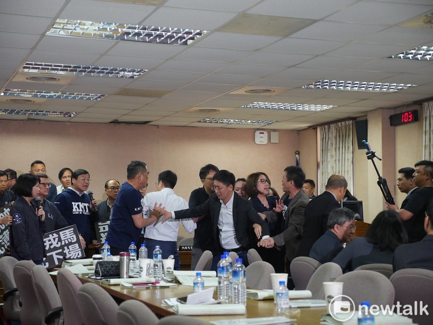立法院外交及國防委員會今天審查軍人年改草案，當程序發言完畢後，國民黨立委不滿未見精算報告，要求不得審查，與綠委爆發激烈肢體衝突。 圖：趙婉淳／攝 。資料照