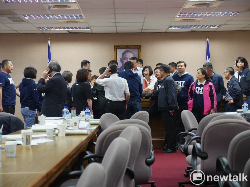 立法院外交及國防委員會今天審查軍人年改草案，當程序發言完畢後，國民黨立委簇擁而上，再次包圍主席台，民進黨立委見狀也立即上前防備。 圖：趙婉淳／攝