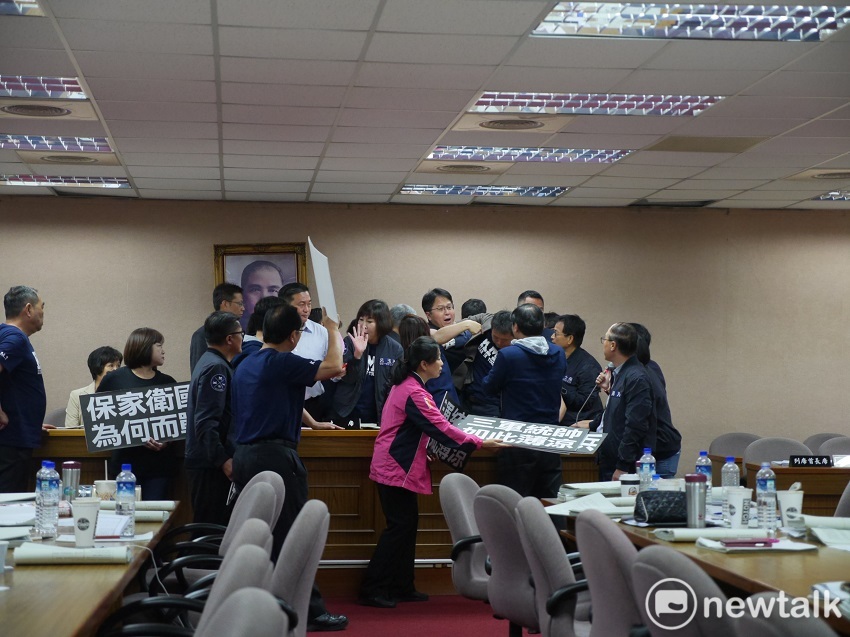 民進黨立委邱志偉與國民黨立委林為洲在主席台前打了起來，民進黨立委羅致政面紅耳赤反嗆。 圖：趙婉淳／攝