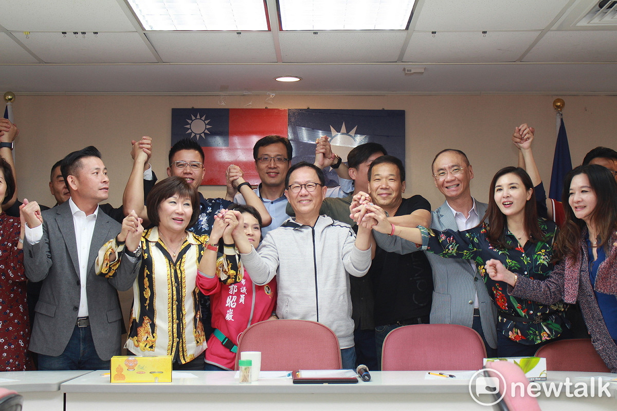 多位國民黨台北市議員與國民黨台北市長參選人丁守中一起大喊「丁守中凍蒜」。 圖：周煊惠 / 攝