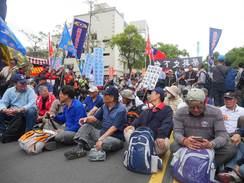 反軍改團體八百壯士今天下午捲土重來，再次在立法院外埋鍋造飯，抗議軍人年改審查。具警察估計，現場有755人聚集抗爭。 圖：趙婉淳/攝