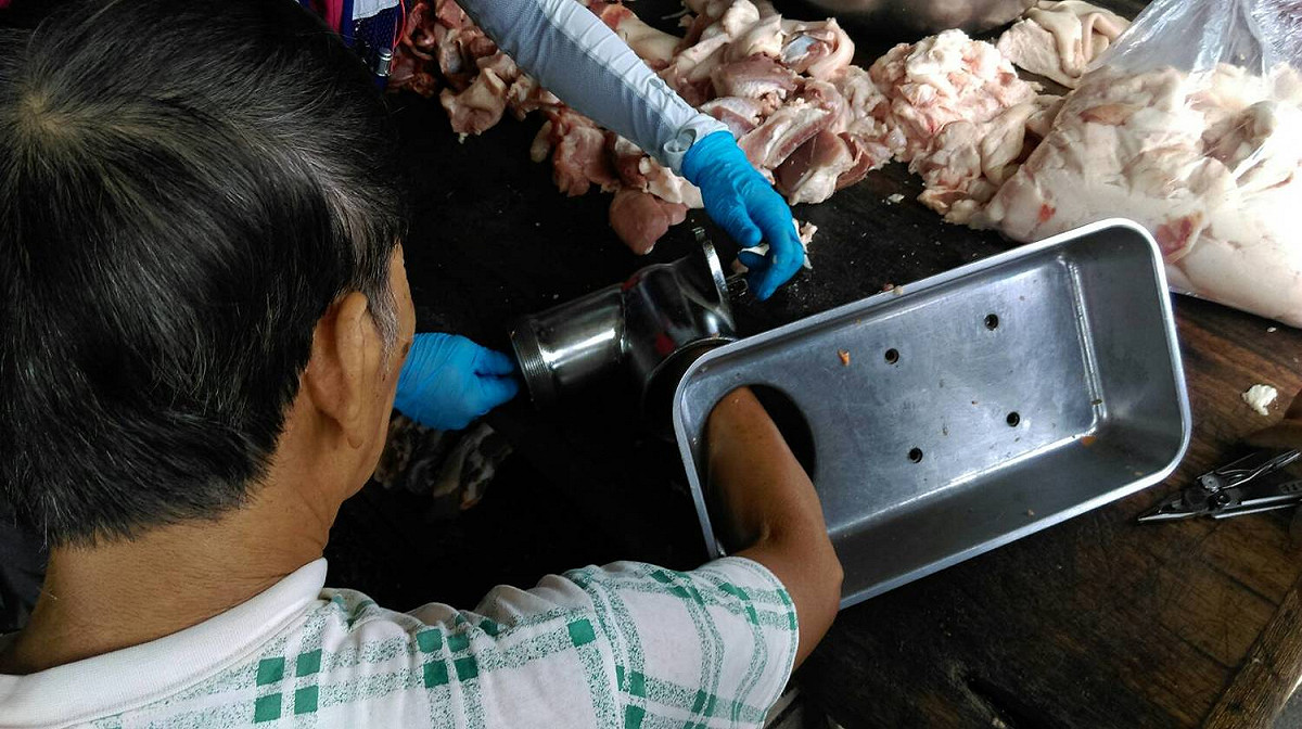 屏東縣民眾的手卡在絞肉機中拔不出來。 圖 : 翻攝自網路