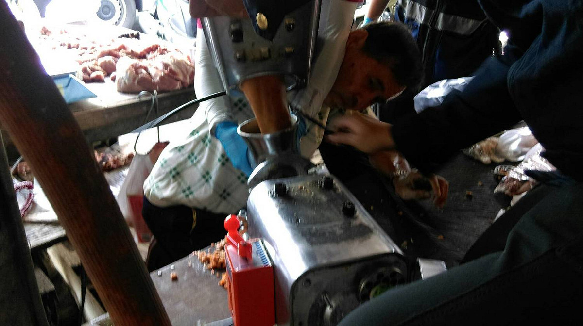 消防人員趕到現場，發現無法拆解絞肉機。 圖 : 翻攝自網路