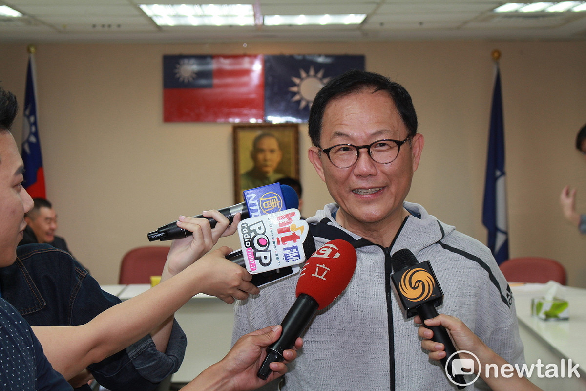 台北市長柯文哲自豪上任以來還了520億債務，「地方自治史上民選首長的最高還債紀錄」。不過，國民黨台北市長參選人丁守中批評，柯P任內很多公共建設都不做，拿去還債，每年預算書還年年透支，質疑柯P「只是透過前人留下來的老本製造還債假象」。 圖：周煊惠 / 攝
