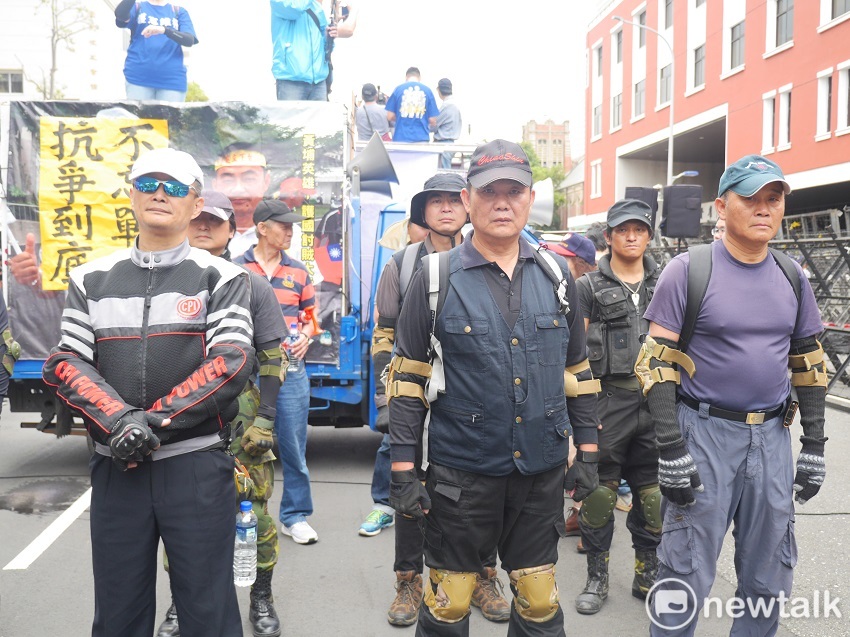 八百壯士下午在立法院外抗議軍人年改草案。 圖：趙婉淳／攝