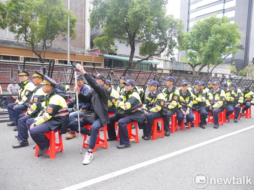 八百壯士下午在立法院外抗議軍人年改草案。 圖：趙婉淳／攝