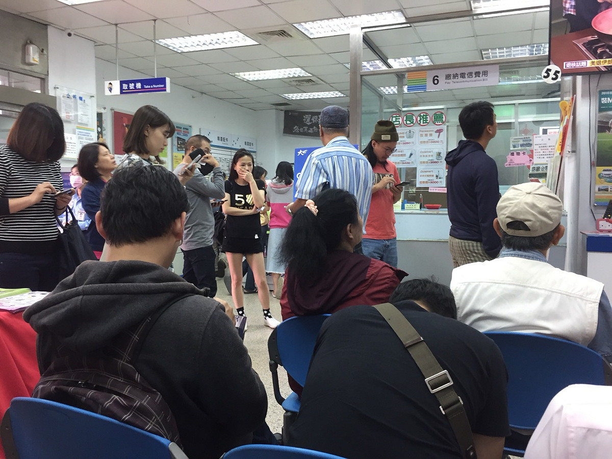 中華電信此波價格戰，引起許多新舊用戶的熱議，同時人群已擠爆中華電信實體門市，電信三雄的電話客服專線也皆處於滿線、打不進去的狀態。 圖：邱禾萱／攝
