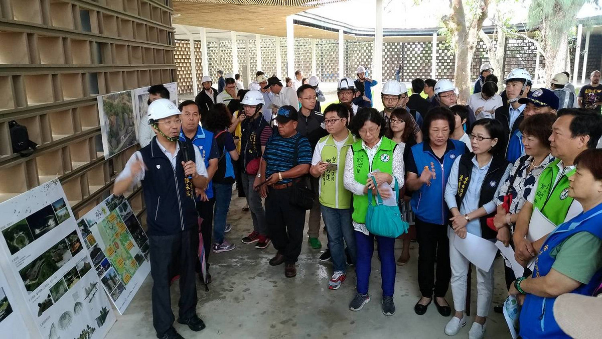 台中市議員視察花博場館進度，由市府人員進行簡報。 台中市政府/提供