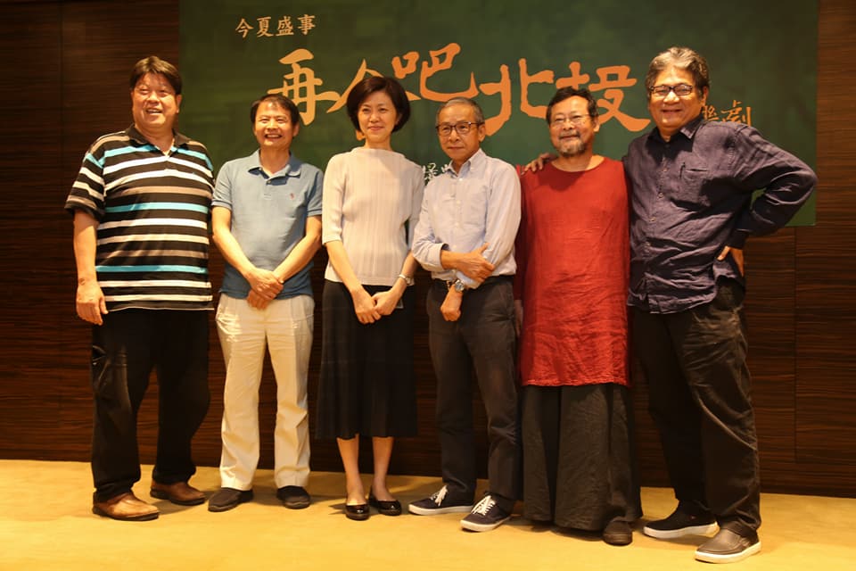 綠光劇團與國家兩廳院9日在台北國家戲劇院舉辦《再會吧北投》音樂劇記者會，製作人李永豐（右）、雷輝（左2）、音樂總監陳明章（右2）、編導吳念真（右3）、國家兩廳院藝術總監劉怡汝（左3）、團長羅北安（左）出席宣傳。 圖：綠光劇團提供