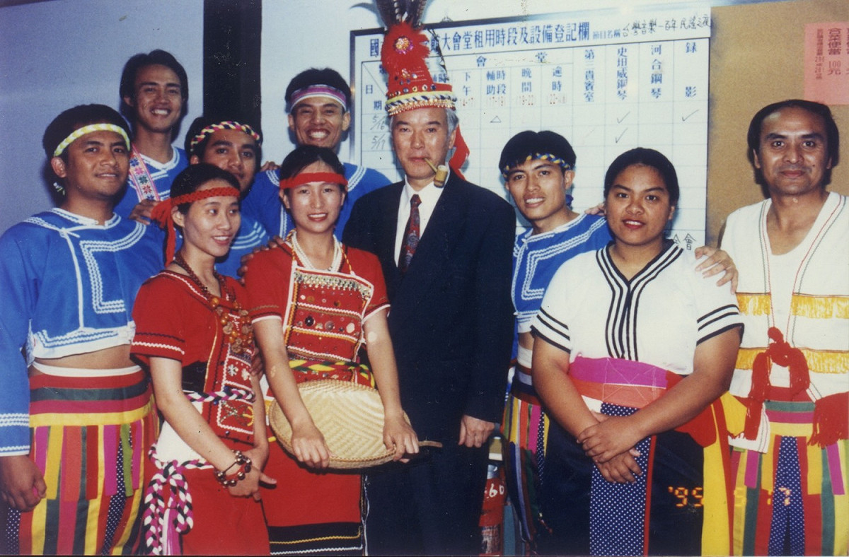 盧修一立委與玉山神學院合唱團團員合影。 圖：白鷺鷥文教基金會/提供