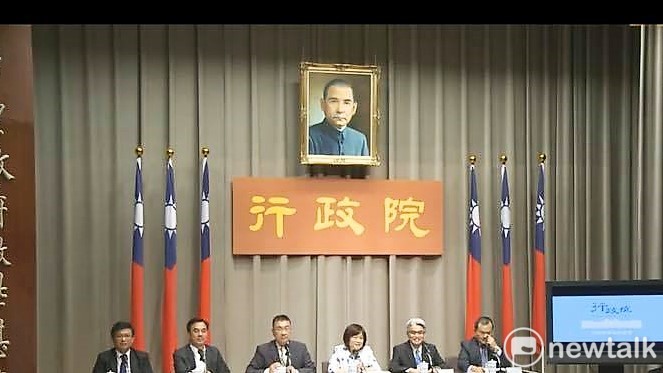 經濟部次長曾文生今（10）日在行政院會後記者會後表示，經濟部中午將開會拍板油價「緩漲機制」。 圖：謝莉慧/攝