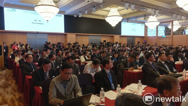 「台美國防產業論壇」今(10)天在高雄漢來大飯店登場，經濟部長沈榮津、美台商會會長韓儒伯、台灣國防產業發展協會理事長韓碧祥、前國防部長楊念祖、前美國陸軍太平洋司令部司令威爾辛斯基（Francis J. Wiercinski），及洛克希德、雷神、立方等軍火公司代表與會。 圖：金名/攝