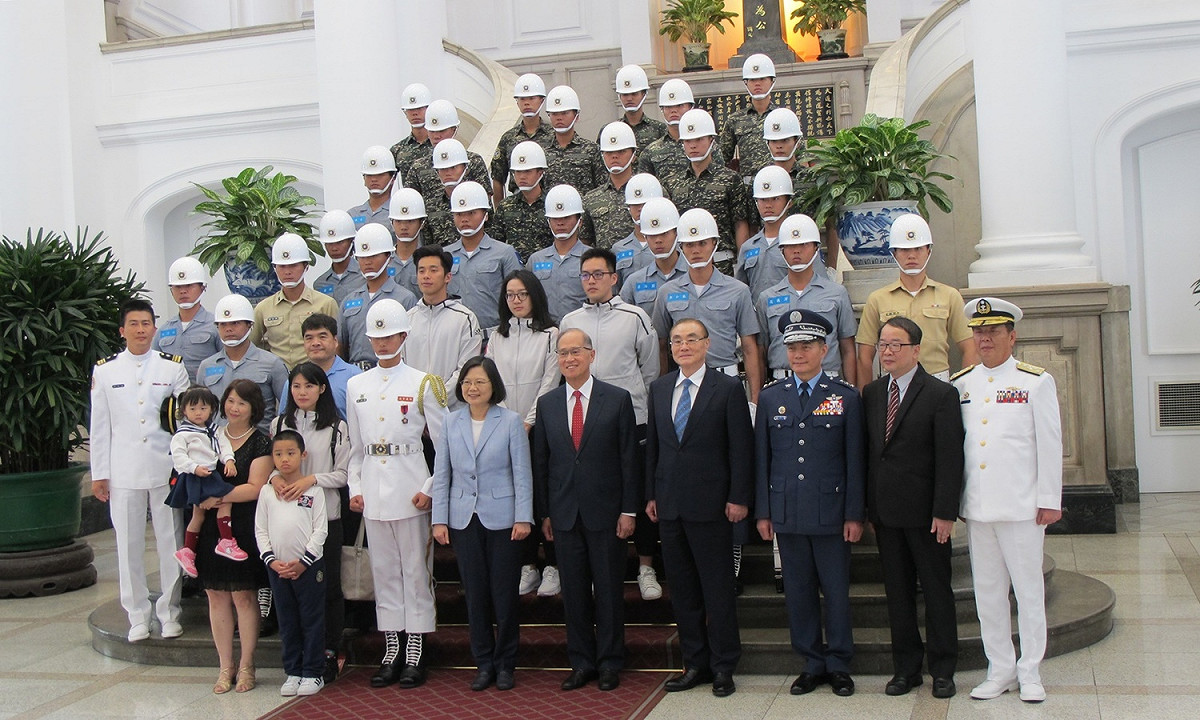 總統蔡英文今（10）日接見「台灣之光」海軍儀隊上兵蘇祈麟及其家屬。 圖：林朝億/攝