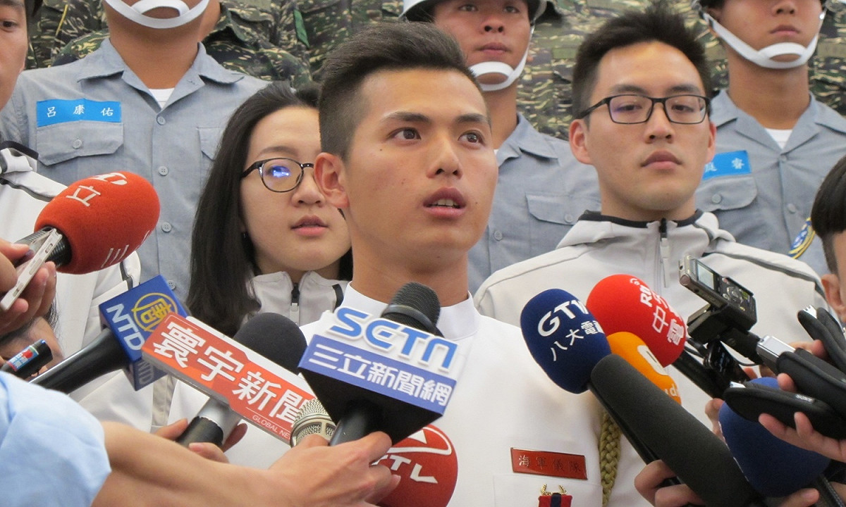 海軍儀隊上兵蘇祈麟10日在總統蔡英文接見後接受媒體訪問。 圖：林朝億/攝
