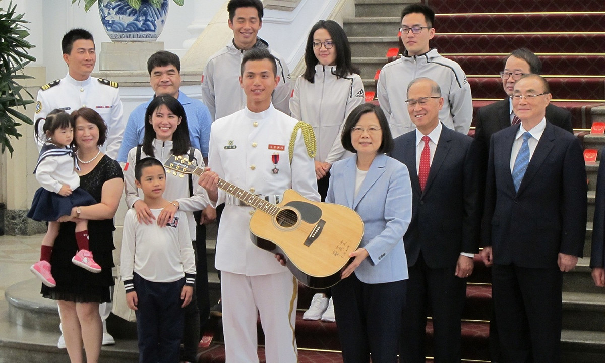 前國防部長馮世寬10日陪同總統蔡英文接見海軍儀隊上兵蘇祈麟。 圖：林朝億/攝