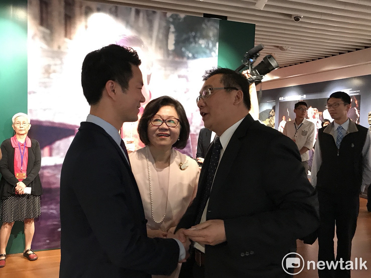 盧修一遺孀也是公廣集團董事長陳郁秀向友人介紹他與盧修一的獨子盧佳德。 圖/朱蒲青攝