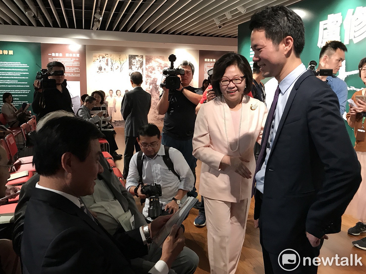 立法院長蘇嘉全看著盧修一與他的時代新書的封面，他說，盧佳君和他爸爸長的一模一樣。 圖/朱蒲青攝