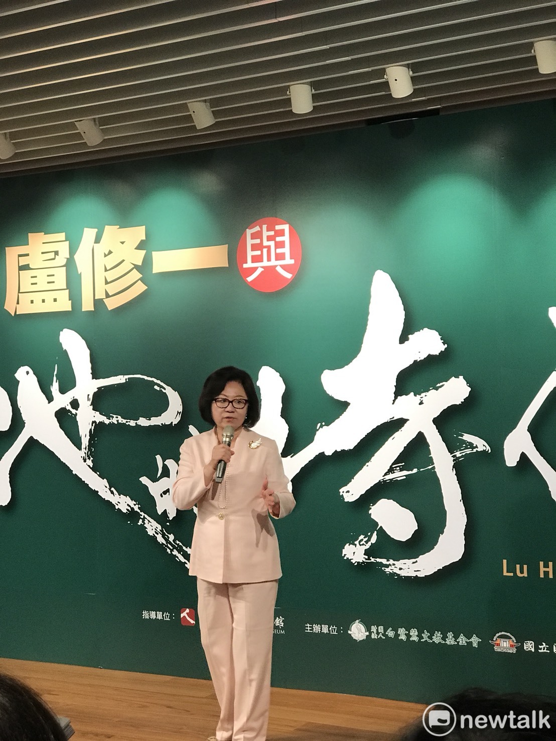 陳郁秀說，出這本書的目的，是要告訴大家那段在民主奮鬥過程中的努力與美好，每個時代都有每個時代的使命感。 圖/朱蒲青攝