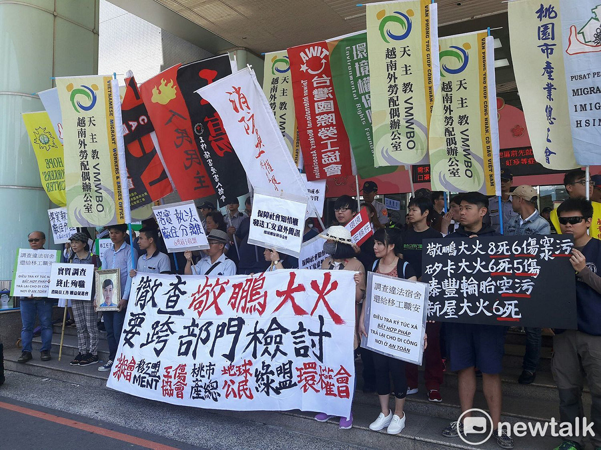 公民團體今到桃市府前陳情抗議，要求市府跨局處檢討敬鵬大火。 圖:林昀真/攝
