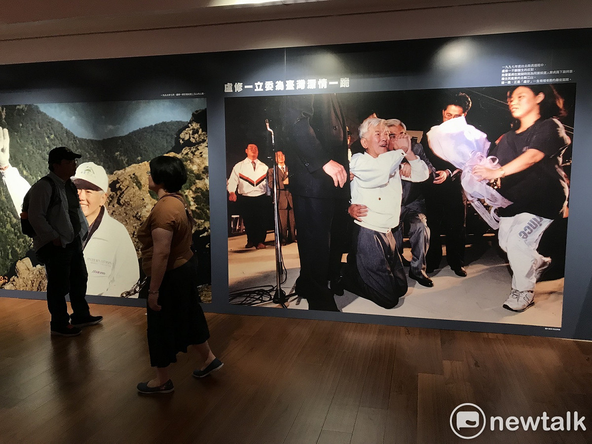 民眾參觀盧修一影像特展。 圖 : 周煊惠 / 攝